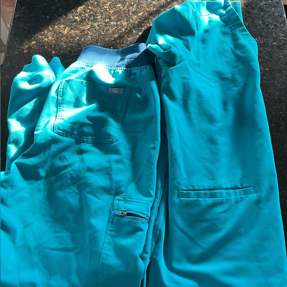 Size medium TEAL scrub set. Jogger style bottoms.